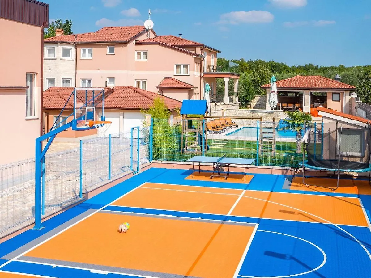Spacious Villa With Pool And Bubble Bath In Pula Valtura