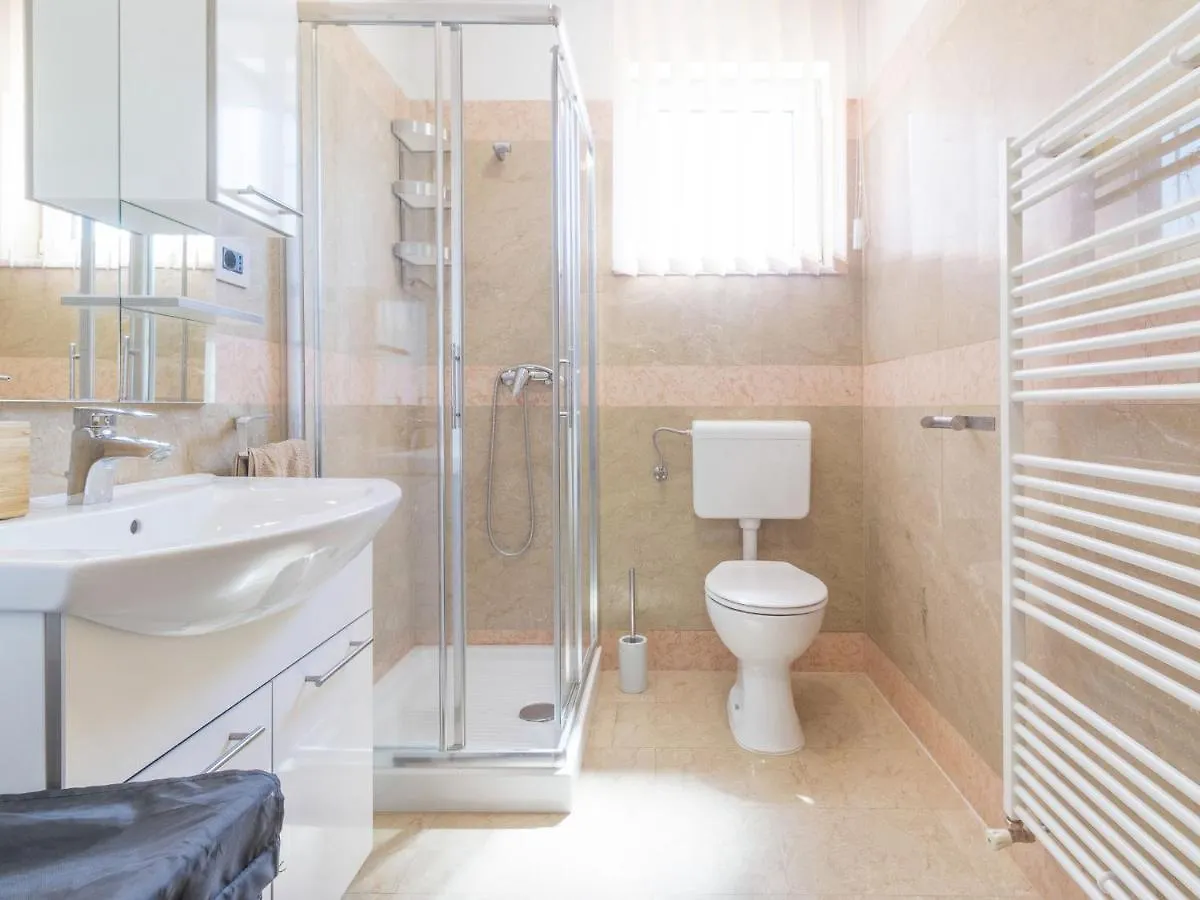 Spacious Villa With Pool And Bubble Bath In Pula Valtura