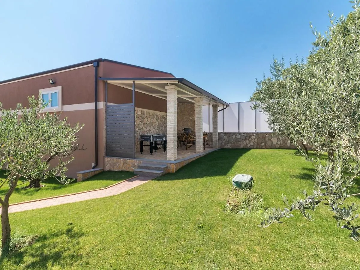 Spacious Villa With Pool And Bubble Bath In Pula Valtura
