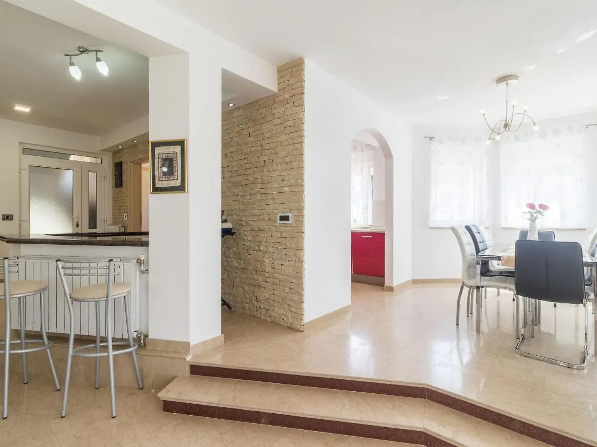 Spacious Villa With Pool And Bubble Bath In Pula Valtura
